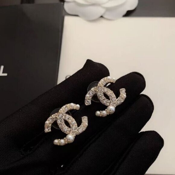 CHANEL Faux Pearl & Strass Gold CC Stud Earrings - Picture 2 of 5